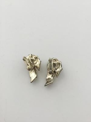 Gold tone unmarked screw on fashion earrings