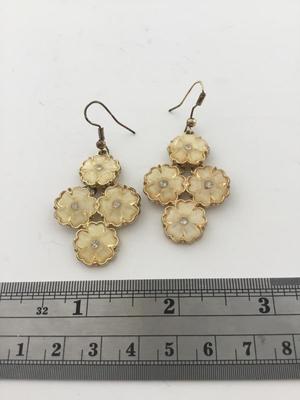 Beautiful flower dangle fashion earrings