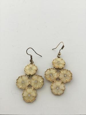 Beautiful flower dangle fashion earrings