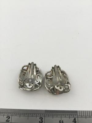Unmarked clip on vintage earrings