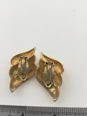 Tat marked gold tone vintage clip on statement earrings