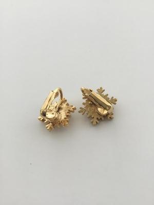 Unmarked gold tone snowflake vintage clip on earrings