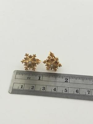 Unmarked gold tone snowflake vintage clip on earrings