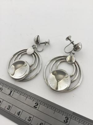 Unmarked round vintage screw on statement earrings
