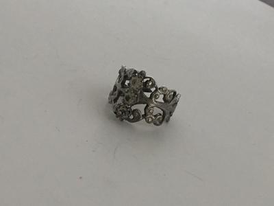 Unmarked beautiful silver tone ring