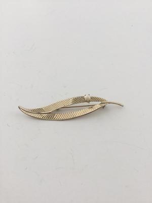Gold tone unmarked leaf pin vintage