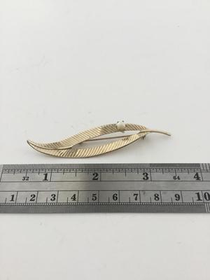 Gold tone unmarked leaf pin vintage