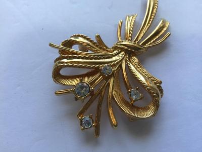 Gold Tone Rhinestone Brooch