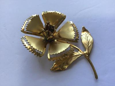 Vintage Gold Tone Flower Brooch