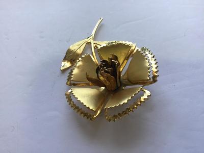 Vintage Gold Tone Flower Brooch