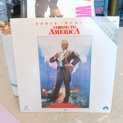 LOT 138-302: Large Collection of LaserDisc Movies - Beetlejuice, Independence Day, Mrs. Doubtfire & More