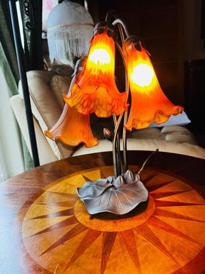 2 TIER INLAID WOOD SIDE TABLE W/DRAWER AND A 3 LIGHT LILY LAMP