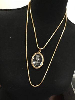 1970 Gold Tone Glass Carved Cameo 2 Strand Box Chain