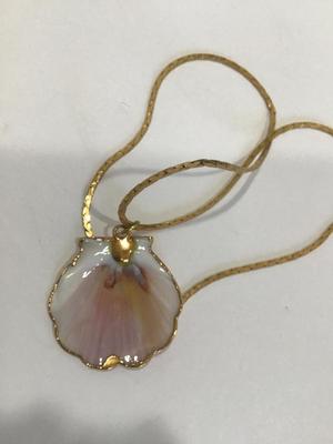 Shell Necklace Gold Tone