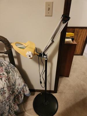 Adjustable Magnifying Glass