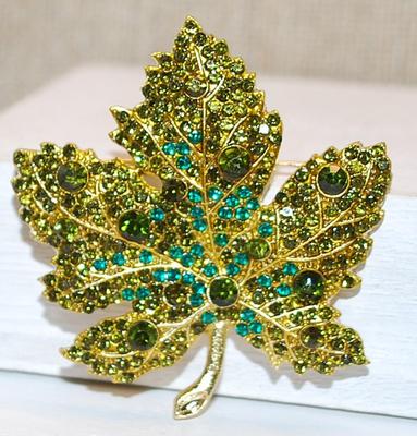 Beautiful Oak Style Leaf BROOCH (2" x 1¾") with Deep GREEN & AQUAMARINE Stones on a Gold Tone Setting