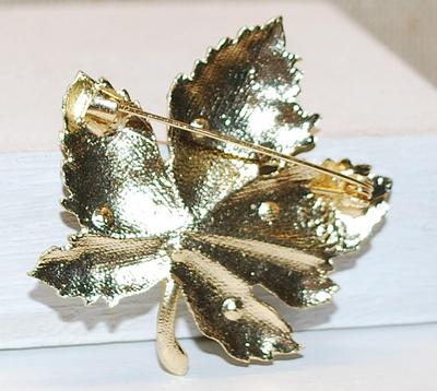 Beautiful Oak Style Leaf BROOCH (2" x 1¾") with Deep GREEN & AQUAMARINE Stones on a Gold Tone Setting