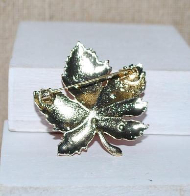 Beautiful Oak Style Leaf BROOCH (2" x 1¾") Covered with ORANGE Stones on a Gold Tone Setting