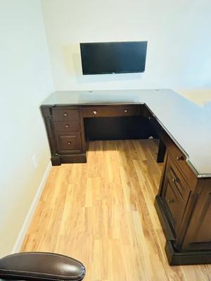 WHALEN FURNITURE MFG HANDSOME L-SHAPED DESK AND SERTA LEATHER? DESK CHAIR