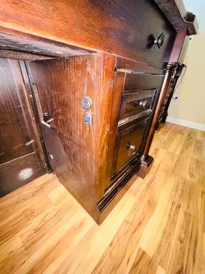 WHALEN FURNITURE MFG HANDSOME L-SHAPED DESK AND SERTA LEATHER? DESK CHAIR