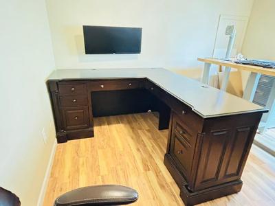 WHALEN FURNITURE MFG HANDSOME L-SHAPED DESK AND SERTA LEATHER? DESK CHAIR