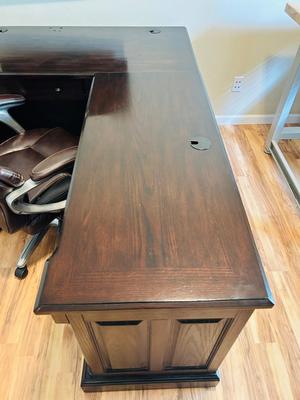 WHALEN FURNITURE MFG HANDSOME L-SHAPED DESK AND SERTA LEATHER? DESK CHAIR