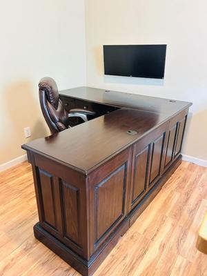 WHALEN FURNITURE MFG HANDSOME L-SHAPED DESK AND SERTA LEATHER? DESK CHAIR