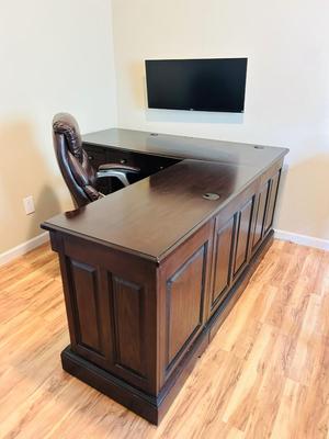 WHALEN FURNITURE MFG HANDSOME L-SHAPED DESK AND SERTA LEATHER? DESK CHAIR