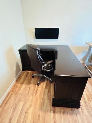 WHALEN FURNITURE MFG HANDSOME L-SHAPED DESK AND SERTA LEATHER? DESK CHAIR