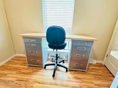 HANDY STEEL AND SOLID WOOD LOCKING WORKBENCH WITH DRAWERS/STEEL PEG BOARD & TALL SWIVEL STOOL