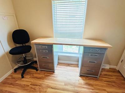 HANDY STEEL AND SOLID WOOD LOCKING WORKBENCH WITH DRAWERS/STEEL PEG BOARD & TALL SWIVEL STOOL