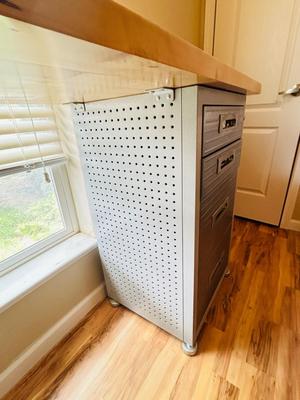 HANDY STEEL AND SOLID WOOD LOCKING WORKBENCH WITH DRAWERS/STEEL PEG BOARD & TALL SWIVEL STOOL