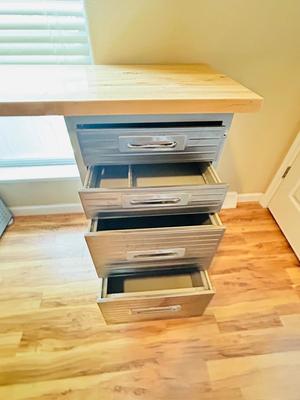 HANDY STEEL AND SOLID WOOD LOCKING WORKBENCH WITH DRAWERS/STEEL PEG BOARD & TALL SWIVEL STOOL