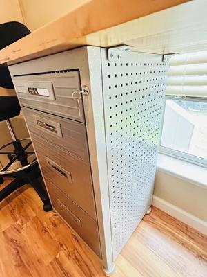 HANDY STEEL AND SOLID WOOD LOCKING WORKBENCH WITH DRAWERS/STEEL PEG BOARD & TALL SWIVEL STOOL