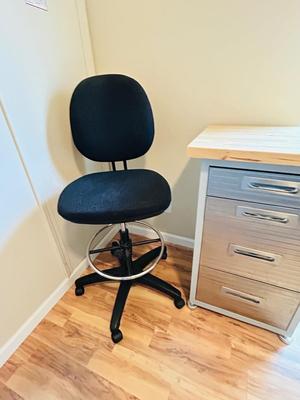 HANDY STEEL AND SOLID WOOD LOCKING WORKBENCH WITH DRAWERS/STEEL PEG BOARD & TALL SWIVEL STOOL