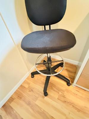 HANDY STEEL AND SOLID WOOD LOCKING WORKBENCH WITH DRAWERS/STEEL PEG BOARD & TALL SWIVEL STOOL
