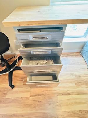 HANDY STEEL AND SOLID WOOD LOCKING WORKBENCH WITH DRAWERS/STEEL PEG BOARD & TALL SWIVEL STOOL