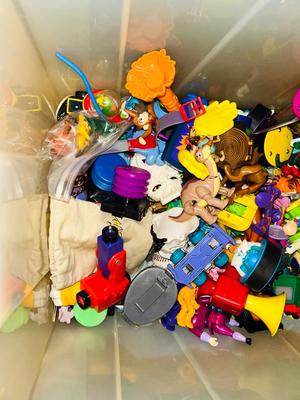 A BIG ASSORTMENT OF VINTAGE KIDS MEAL TOYS