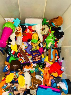 A BIG ASSORTMENT OF VINTAGE KIDS MEAL TOYS