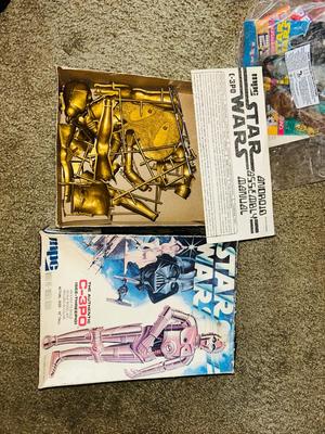 1977 AUTHENTIC C3PO 10” SCALE MODEL KIT, AND VTG STAR WARS PEZ DISPENSERS