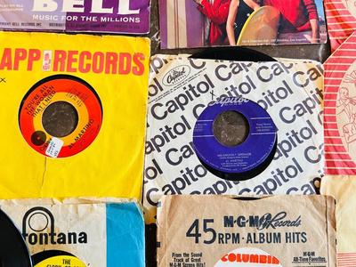 VTG 45 RECORDS, DR. HOOK, JOHNNY CASH, TOM JONES, LOUIS ARMSTRONG AND MUCH MORE!