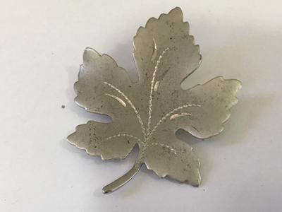 Silver Tone Maple leaf Pin