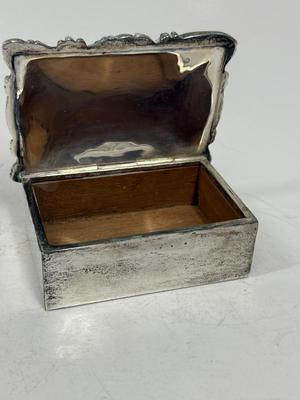 Sale Photo Thumbnail #478: Lined inside. In good vintage condition. Weighs 264 grams.