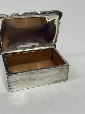 Sale Photo Thumbnail #477: Lined inside. In good vintage condition. Weighs 264 grams.
