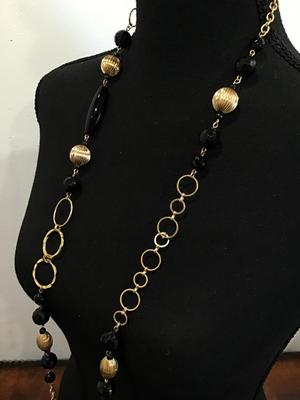 Black and gold tone fashion necklace
