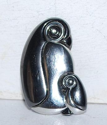 Modern Style GRAY & SILVER PENQUIN & BABY BROOCH (2" x 1") on a Silver Tone Setting
