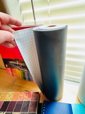 200 ct PACK OF BLANK INVITATIONS AND ENVELOPES, 2 LARGE ROLLS OF VINYL, AND AN ARRAY OF NOTEPADS AND COLORED PAPER