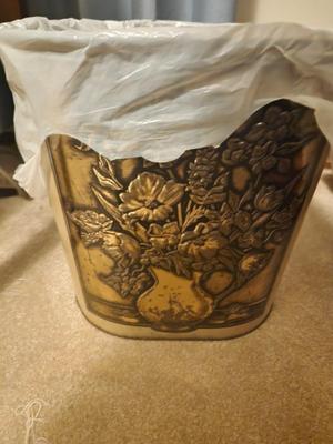 Small Trashcan w/ Vase Design