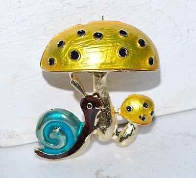GOLDEN MUSHROOM BROOCH (1½" x 1¾") with BLUE & RED SNAIL on a Gold Tone Setting