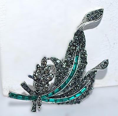 BLACK & GREEN Stones Floral Spray BROOCH (2¾" x 1¾") on a Silver Tone Setting
